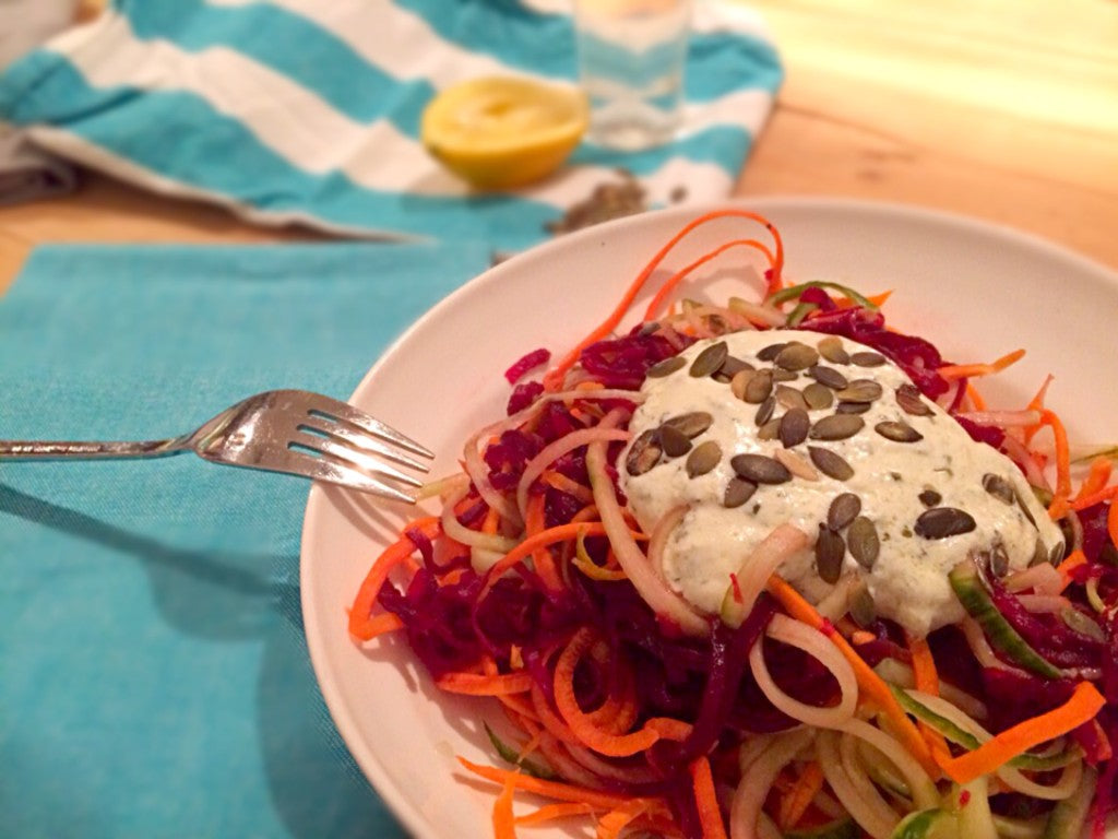 Frisse rauwe groentespaghetti met een romige yoghurt-citroen dressing