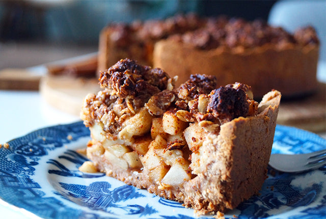 Een glutenvrije appeltaart vol warme kruiden en een heerlijk krokant crumble laagje