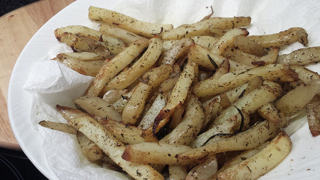 Knapperige aardappels met kruiden en knoflook uit de oven