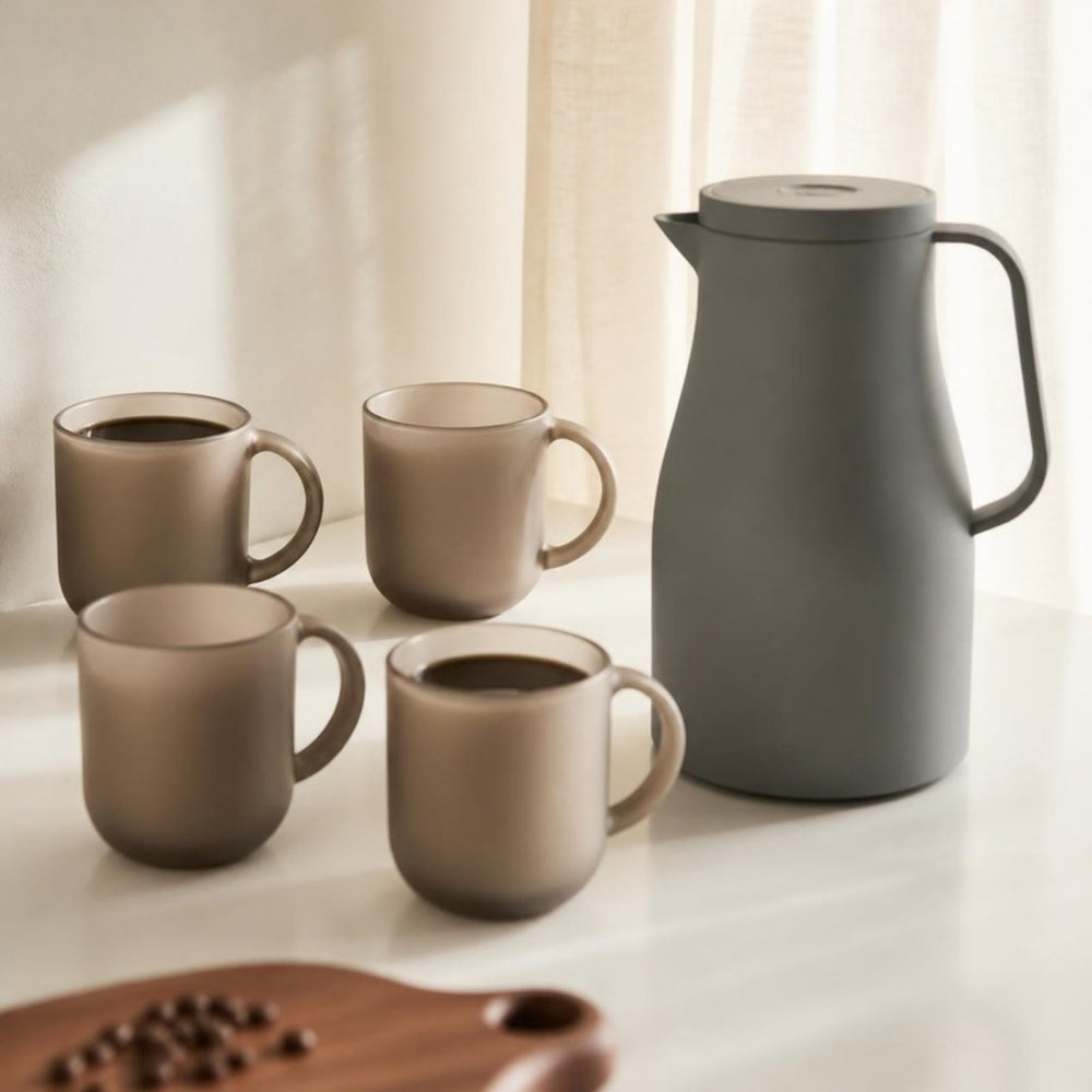 Luminarc Moka Delice koffieglazen Hazelnut en Alfi isoleerkan Slate Grey bij het raam in de ochtendzon