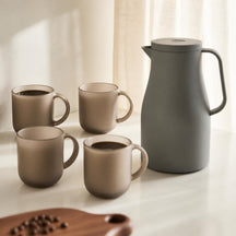 Luminarc Moka Delice koffieglazen Hazelnut en Alfi isoleerkan Slate Grey bij het raam in de ochtendzon