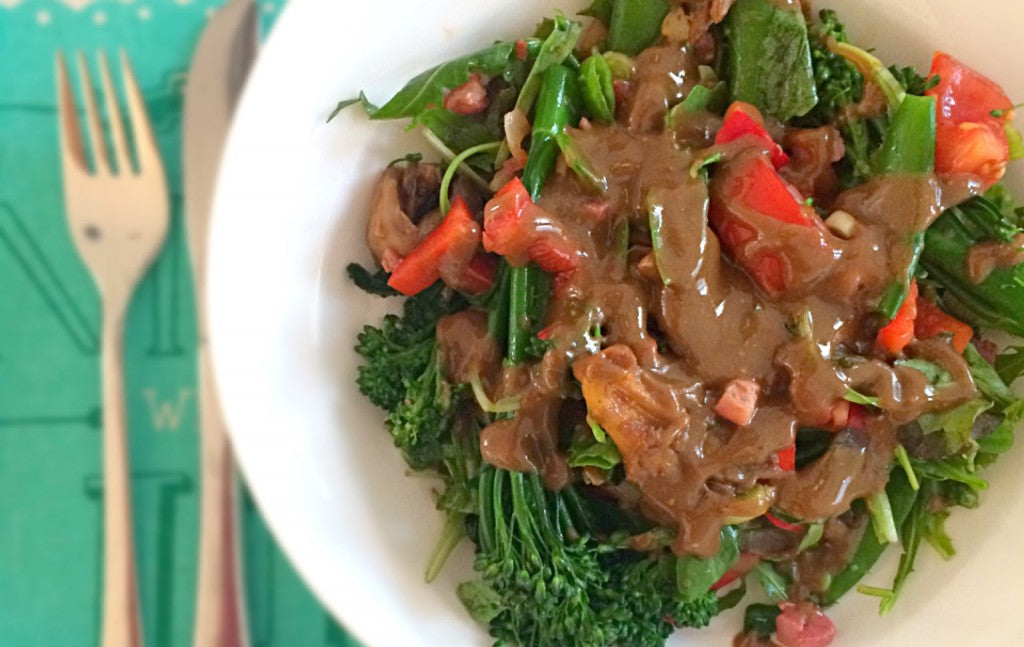 Een voedzame salade met geroosterde oesterzwammen, knapperige spekjes en een pittige balsamicodressing