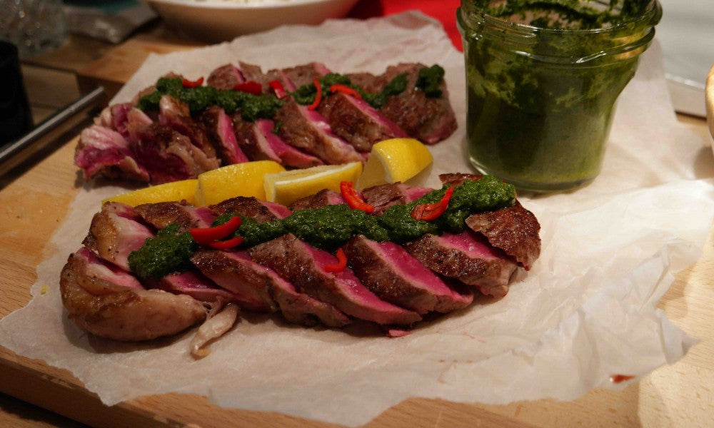 Sappige entrecote van de pan met een frisse, zelfgemaakte chimichurri