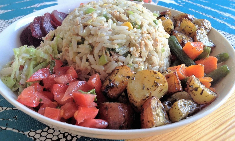 Een kleurrijke salade met rijst, surimi, tonijn en verse groenten