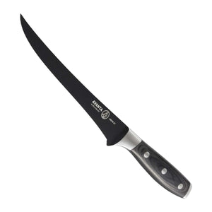 Messermeister Fileermes Avanta BBQ 18 cm met zwart titanium lemmet, vrijstaand op witte achtergrond