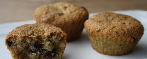Luchtige glutenvrije muffins met bosbessen, gemaakt van amandelmeel en gezoet met agavesiroop.