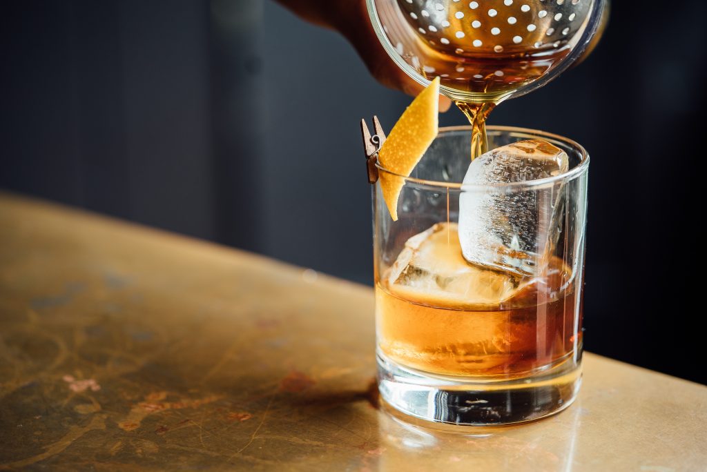 Een klassieke cocktail met whisky, bitters en een vleugje sinaasappel