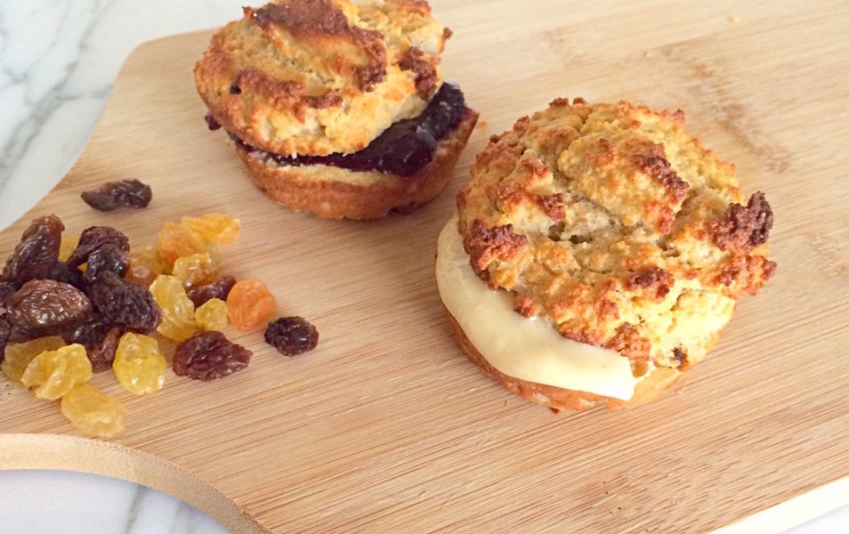 Glutenvrije broodjes met amandel, kokos en rozijnen voor een gezonde start van de dag