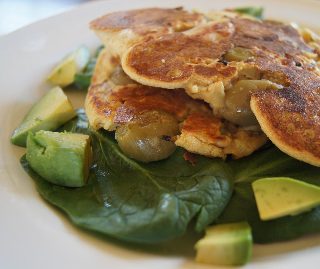 Glutenvrije pannenkoeken met kip, avocado en spinazie