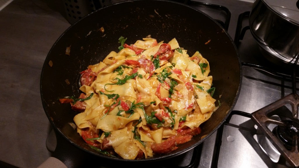 Een smaakvol pastagerecht met pittige chorizo en romige geitenkaas