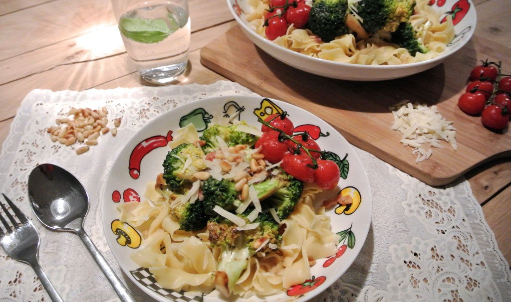 Romige pastaschotel met broccoli, spek en zelfgemaakte mozzarellasaus