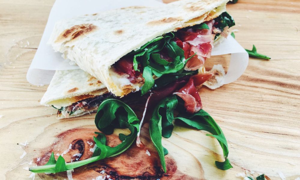Knapperig platbrood met romige mozzarella, zoute parmaham en zoete gegrilde paprika