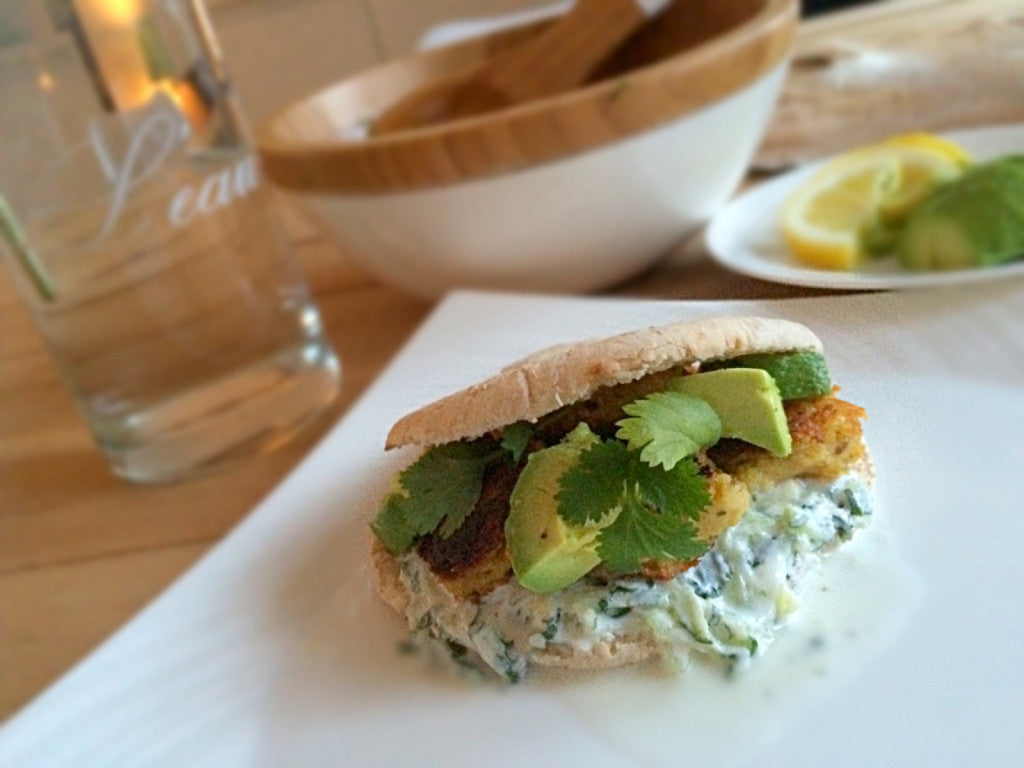 Knapperige falafel in een zachte pita met romige tzatziki en avocado