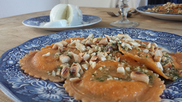 Romige aubergine puree met verse ravioli, pesto en krokante amandelen