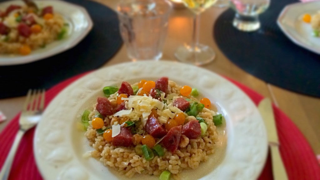 Romige risotto met truffelworst, hazelnoten en cherrytomaatjes