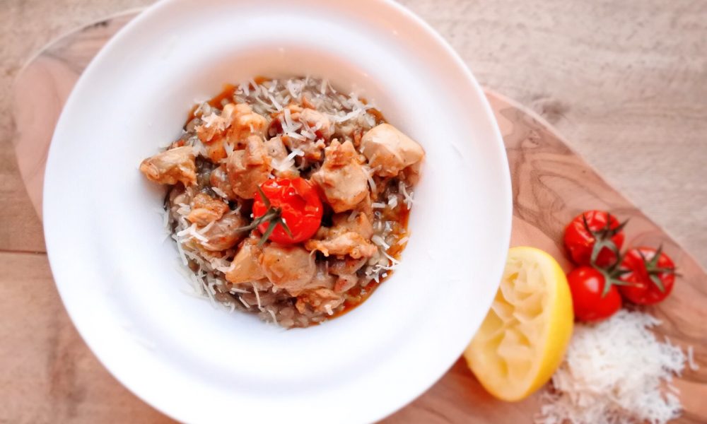 Romige zilvervliesrijst met sappige citroenkip, aubergine en gegrilde tomaatjes