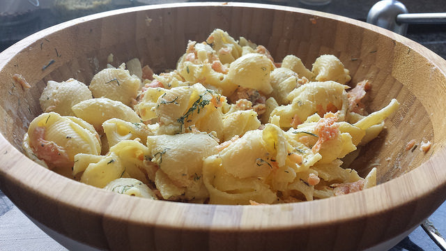 Makkelijke pastasalade met een romige zalmsaus en verse dille