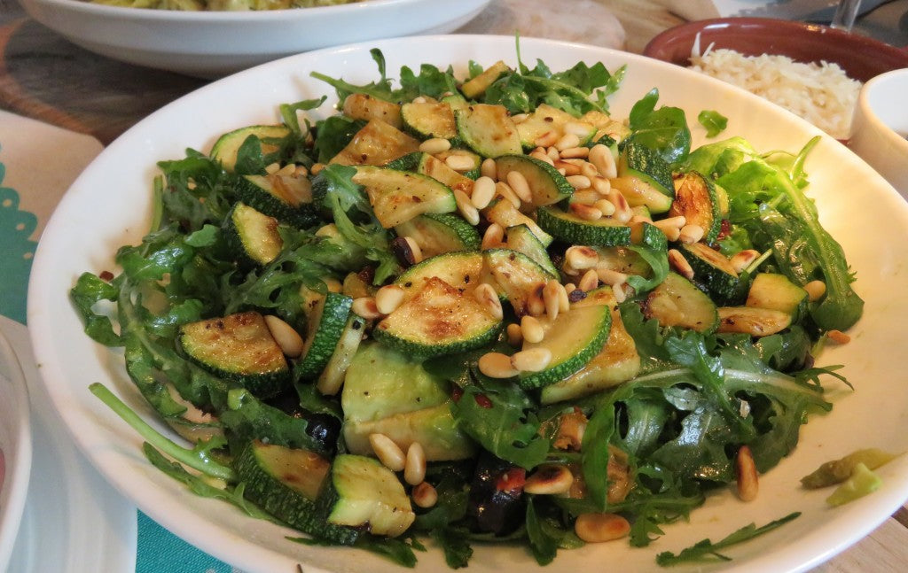 Fris en voedzaam salade met geroosterde pijnboompitten en romige avocado