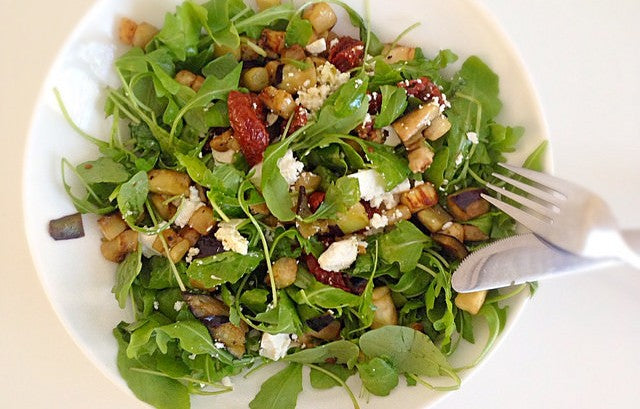 Frisse salade met gebakken aubergine, feta en basilicumolie