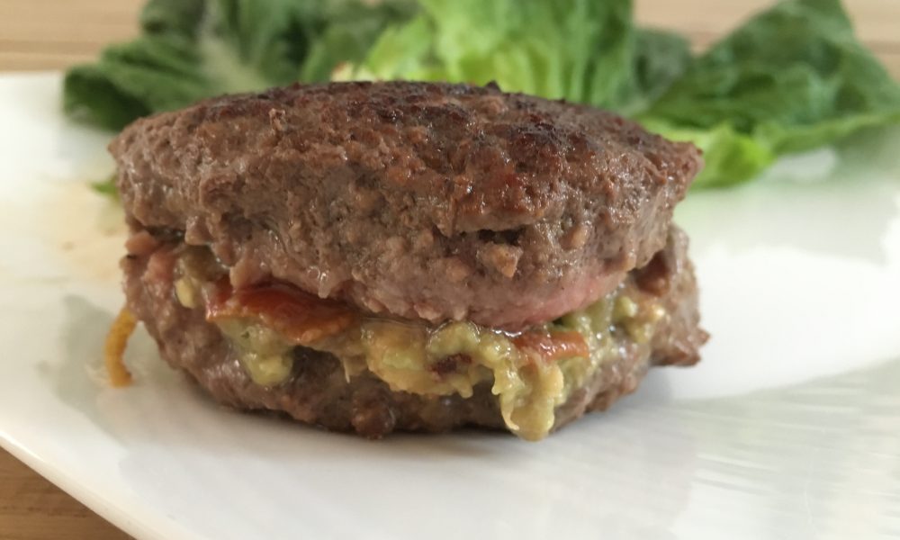 Sappige runderburgers gevuld met een frisse avocadocrème