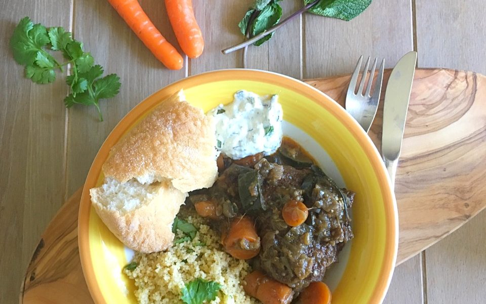 Hartverwarmende stoofpot met Marokkaanse kruiden, luchtige couscous en een frisse yoghurtsaus