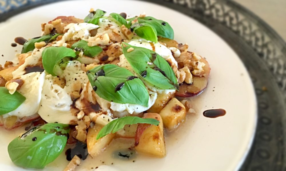 Een zomerse twist op de klassieke caprese met gegrilde perzik en een zoete balsamicodressing