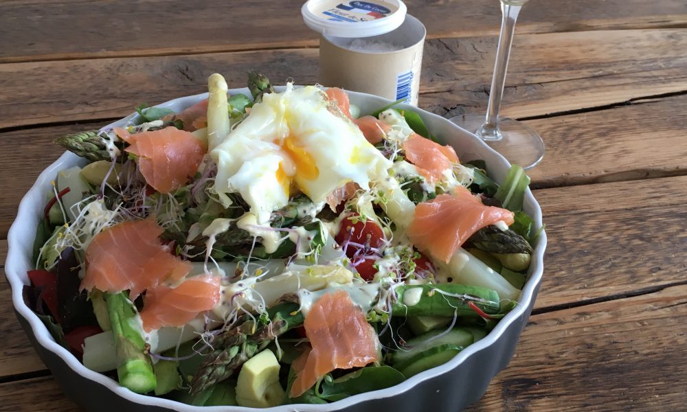 Een frisse lentesalade met gegrilde asperges, romige avocado en zachte gerookte zalm