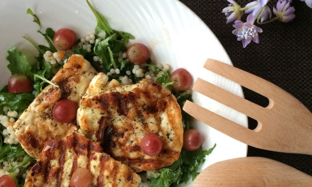 Een frisse salade met gegrilde haloumi, parelcouscous en sappige druiven