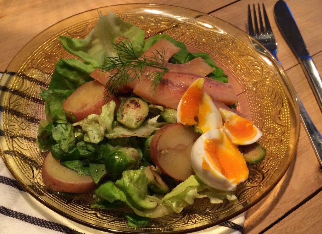 Een frisse salade met knapperige spruiten, romige aardappelen en zachte gerookte zalm