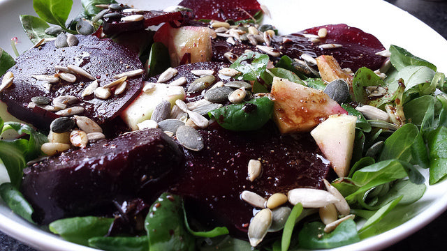 Frisse salade met aardse biet, zoete appel en een pittige honingdressing