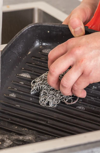 Waarom ontstaat roest in een gietijzeren pan?