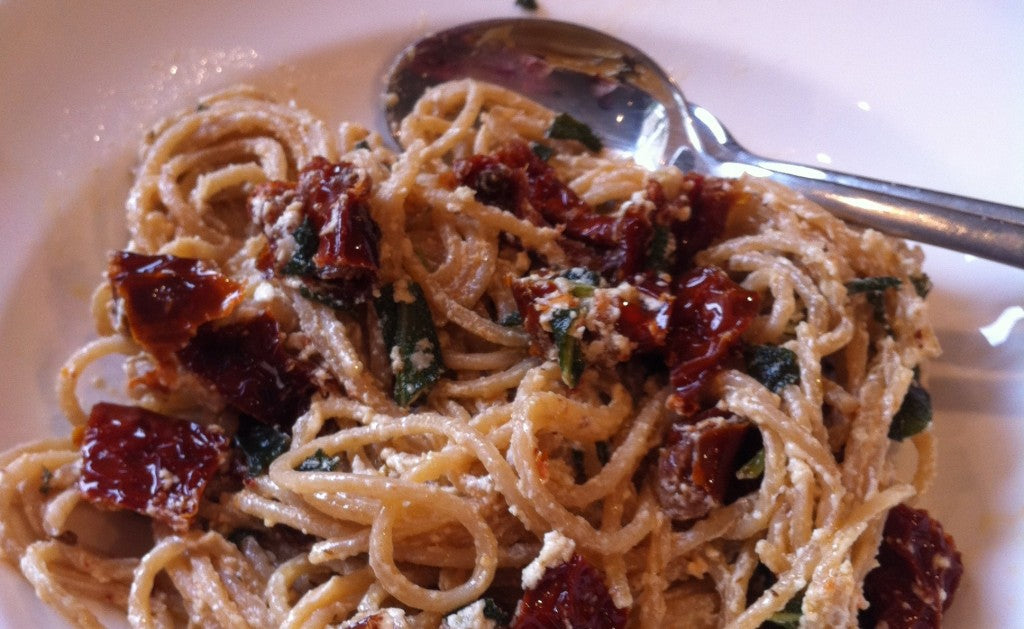 Een makkelijke doordeweekse pasta met salie, feta en zongedroogde tomaten