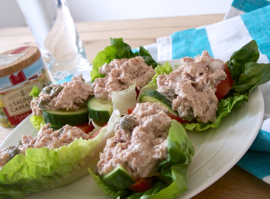 Frisse tonijnsalade geserveerd in knapperige slablaadjes