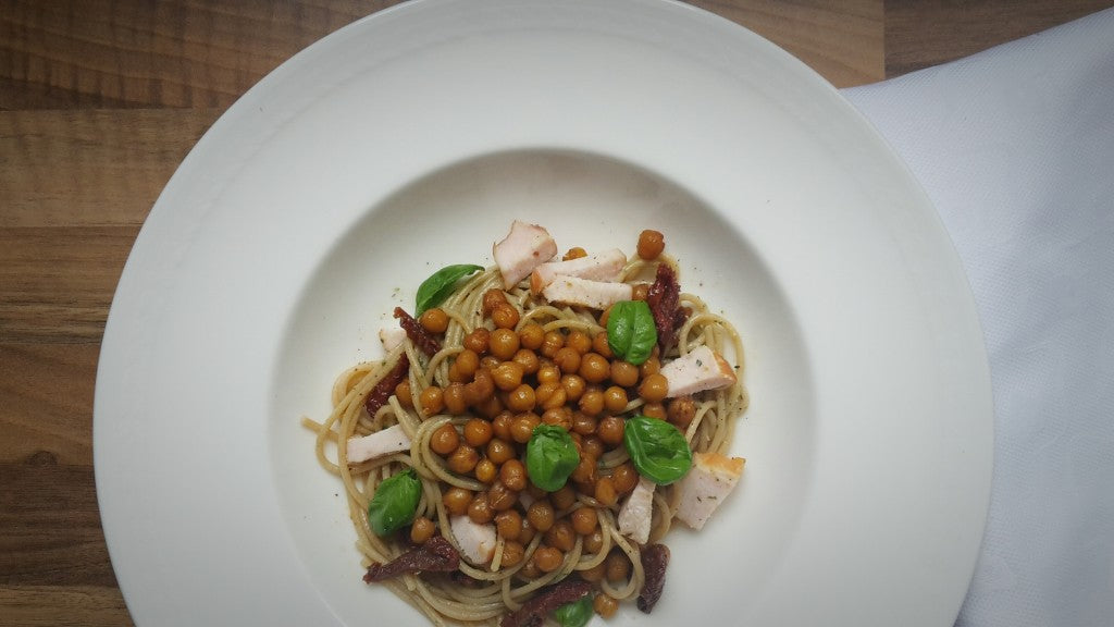 Knapperige kikkererwten, romige zelfgemaakte pesto en gerookte kip op volkoren spaghetti