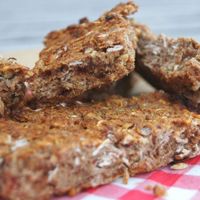 Gezonde en voedzame repen van spelt, dadels en noten, perfect als tussendoortje