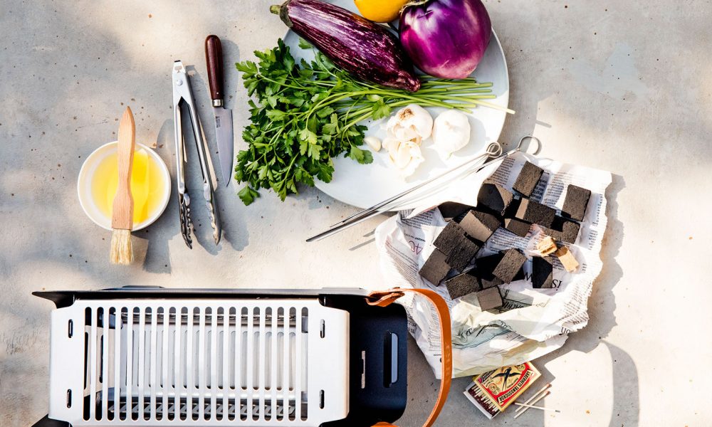 Geroosterde aubergine met een krachtige ansjovis-peterselie salsa, perfect van de barbecue