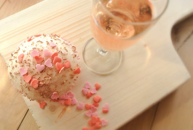 Vrolijke roze cupcakes met een vleugje mousserende wijn