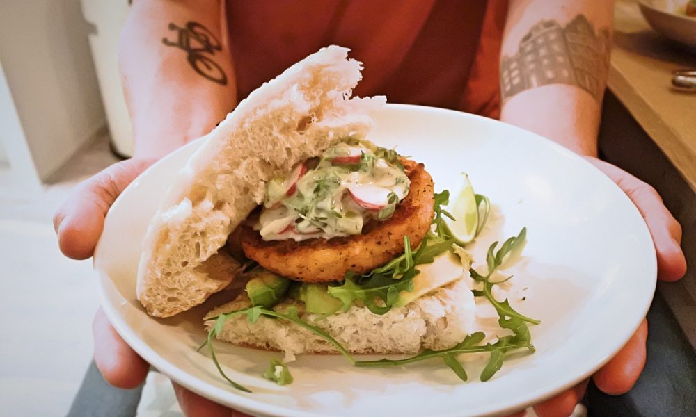 Knapperig brood, romige avocado en een frisse yoghurtsaus