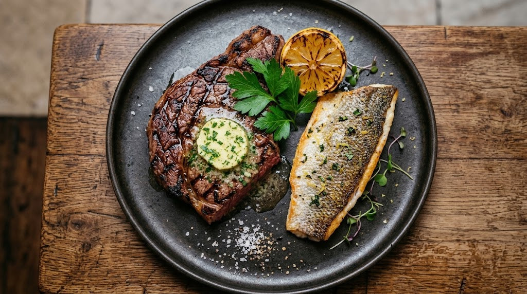 Luxe vis en vlees samen op één bord, met knapperige grillstrepen en een citroen-kruidenboter.