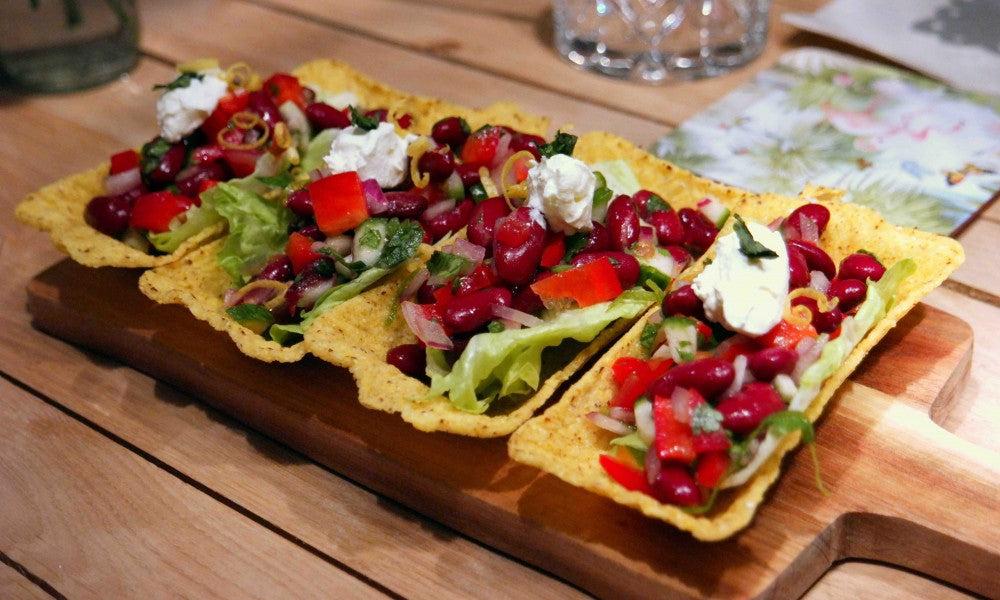 Frisse bonensalade in een knapperige tacocup
