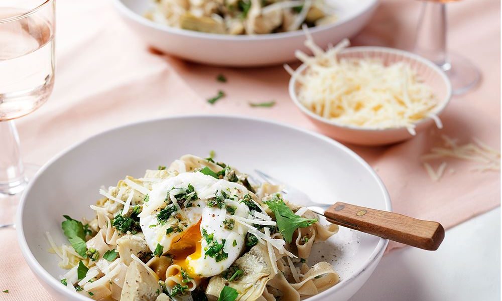 Romige pasta met gepocheerd ei, ansjovis en gegrilde artisjokharten