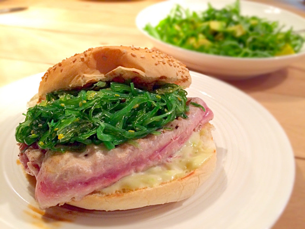 Snelle gegrilde tonijnburger met wasabi mayo en wakame