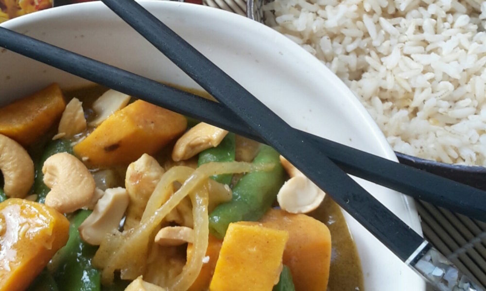 Een romige Thaise curry met knapperige groenten en een vleugje pindakaas