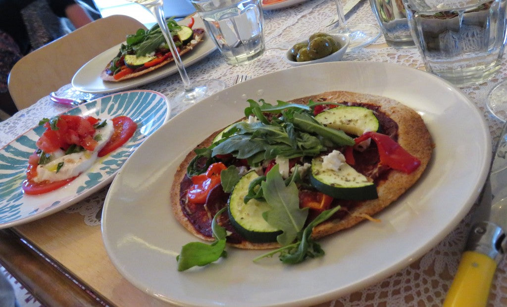 Knapperige mini-pizza's van tortilla met verse groenten en feta