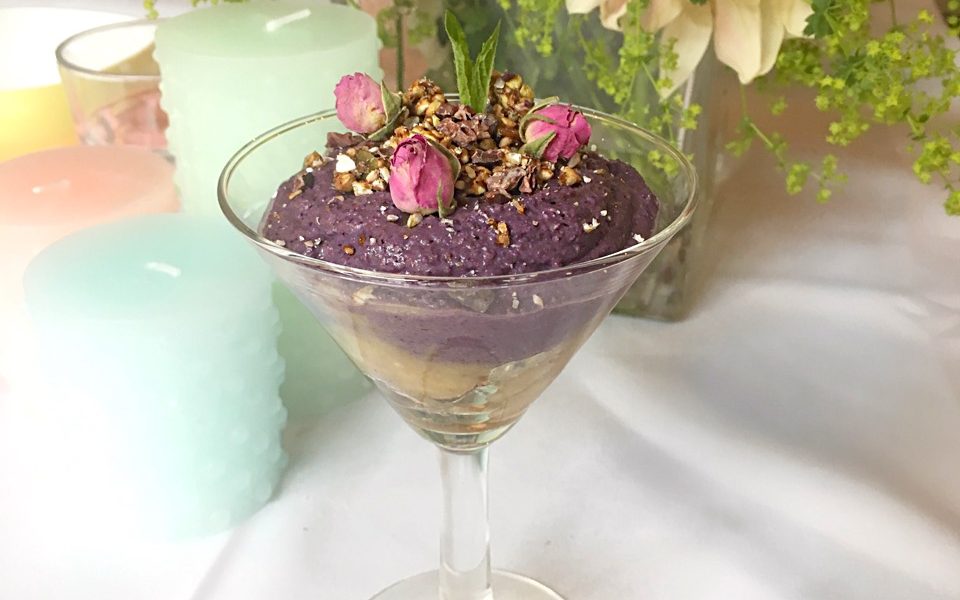 Een voedzame vegan ontbijtkom met romige blauwe bessen en zoete bananenmash