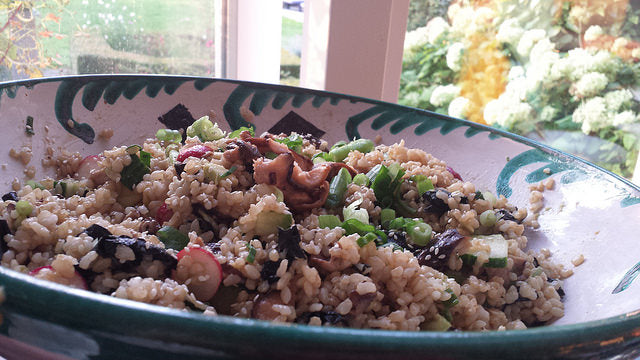 Een kleurrijke en voedzame vegan sushi bowl met shiitake, avocado en nori
