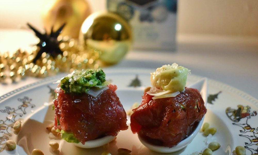 Een elegante amuse met carpaccio, sla en truffelmayon aise