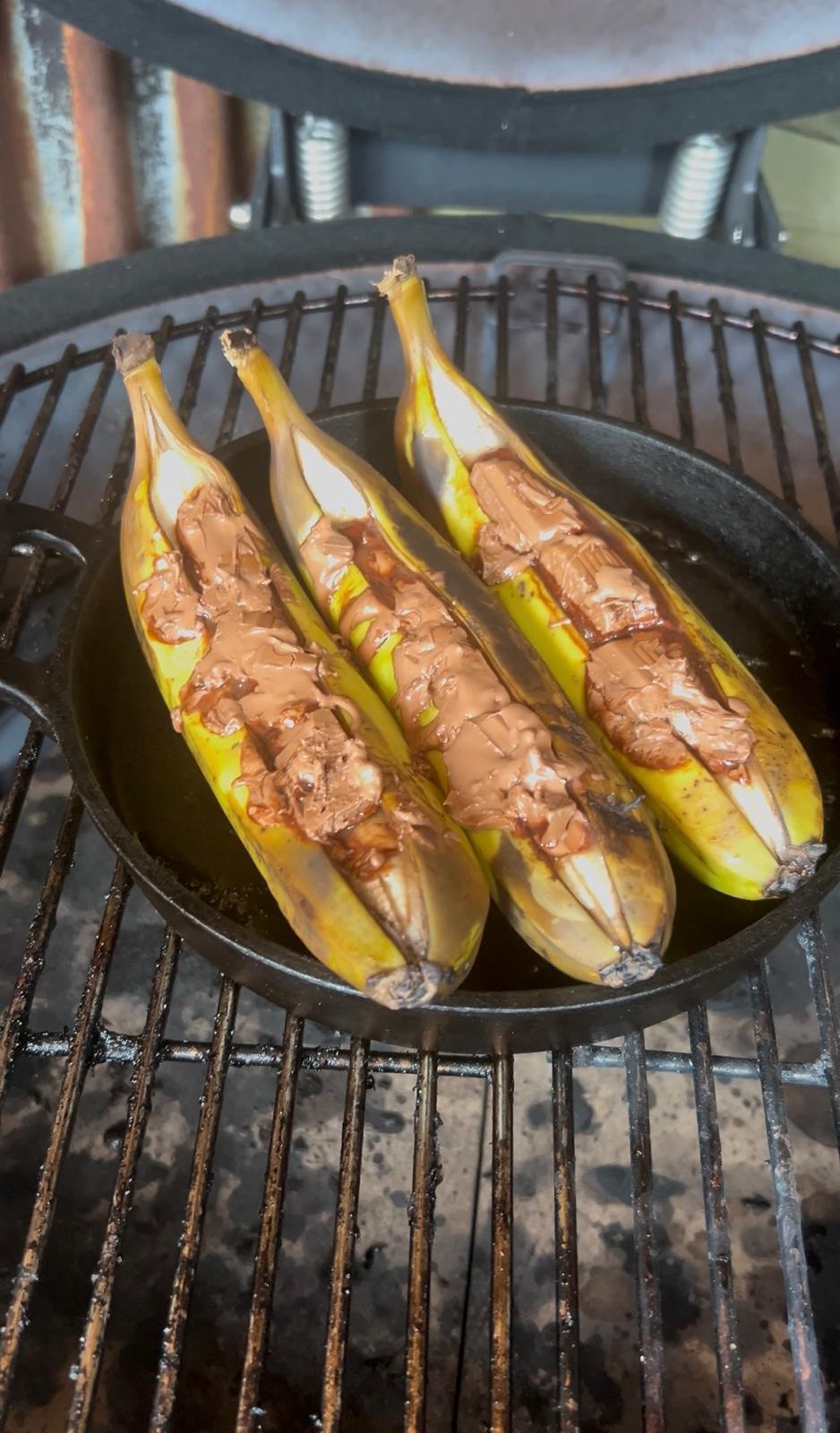 Het ultieme BBQ-dessert: gegrilde banaan met smeltende chocolade en een flinke scheut Licor 43.