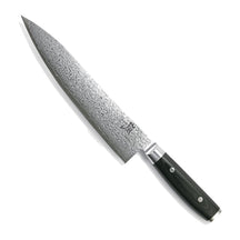 Yaxell Koksmes Ran 24 cm 69 laags damaststaal met canvas Micarta heft, vrijstaand op witte achtergrond