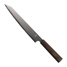Yaxell Vleesmes Hana 23 cm 3 laags RVS met donkerbruin pakkahouten heft, vrijstaand op witte achtergrond